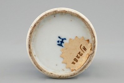 Een klein Chinees blauw-wit rouleau vaasje, Kangxi